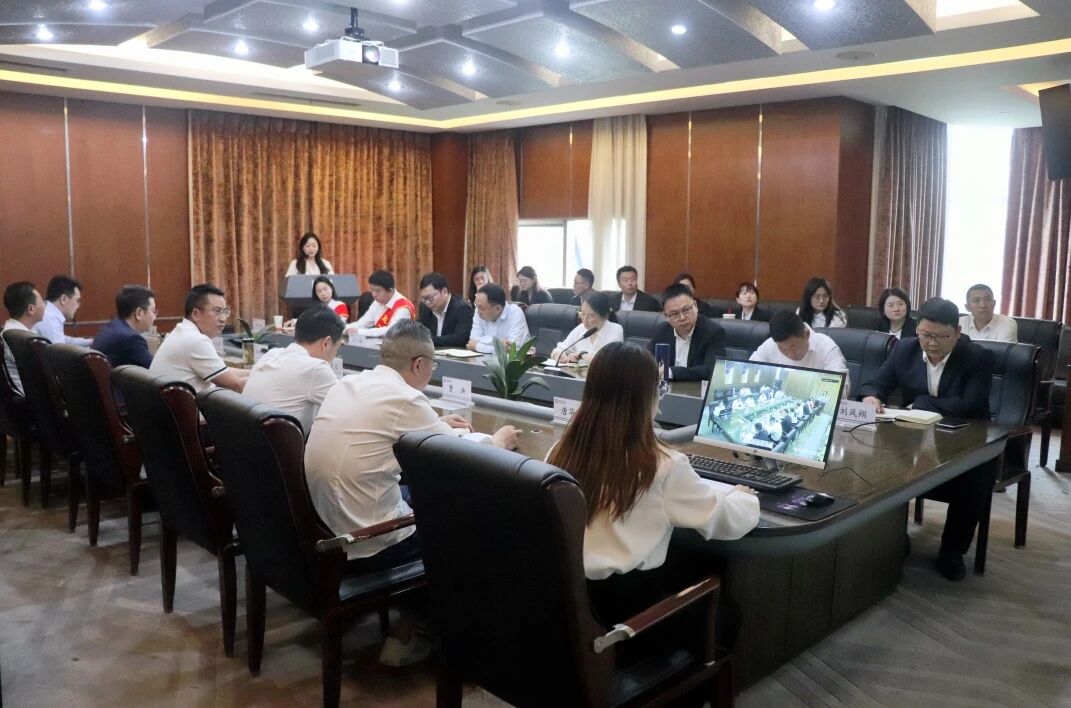 礼赞劳动者，奋斗新征程
